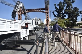 La Municipalidad refuerza el sistema lumínico del Puente Colgante