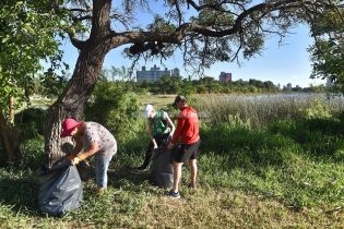 vecinos-y-voluntarios-realizaron-una-jornada-de-limpieza-en-el-lago-del-parque-del-sur