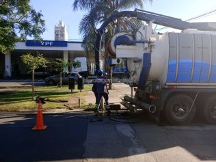 Emergencia Hídrica: Provincia dispuso 4 camiones desobstructores de ASSA para limpiar desagües en la capital
