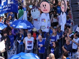 Enseñamos y luchamos: AMSAFE en la calle resistiendo con dignidad