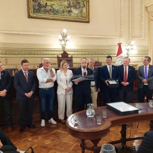 distincion-a-la-radio-lt23-san-genaro-por-sus-60-anos-de-trayectoria