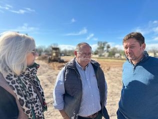 Esteban Motta supervisa el Inicio de construcción de 12 nuevas viviendas en Sastre