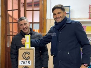 el-gobernador-pullaro-voto-en-hughes-y-destaco-la-normalidad-de-los-comicios-en-toda-la-provincia