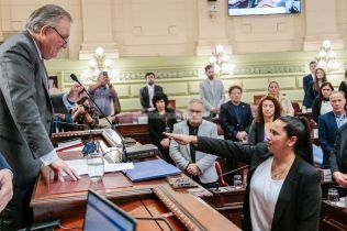 4ª-sesion-de-la-convencion-reformadora-en-la-que-felipe-michlig-tomo-juramento-a-veronica-colombo-en-reemplazo-de-alejandra-oliveras