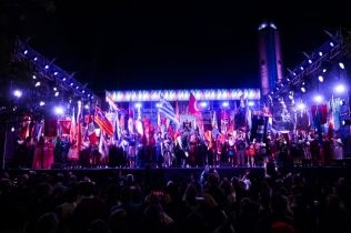 comenzaron-las-colectividades-del-tricentenario-con-todo-su-color-y-una-gran-afluencia-de-publico