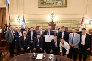 el-senado-rindio-un-emotivo-homenaje-al-campeon-del-mundo-nery-alberto-pumpido