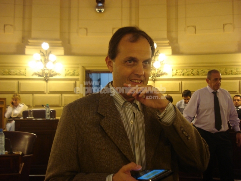 Rasetto quiere que, por Ley, “se obligue a los candidatos al debate público”