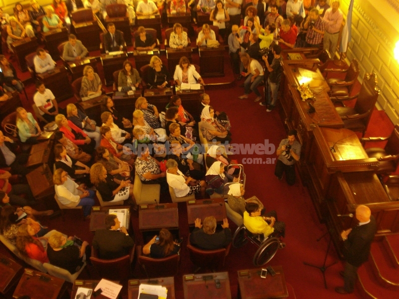Diputados, en un recinto colmado, brindó homenaje a mujeres santafesinas