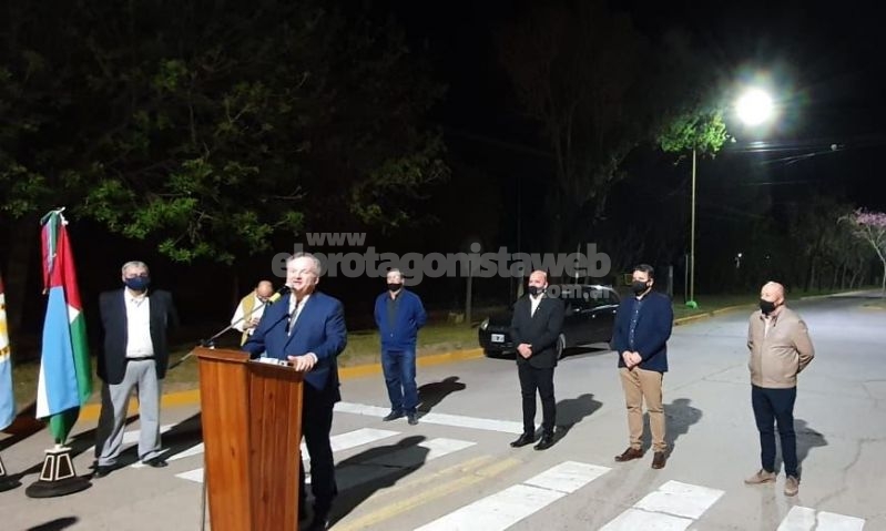 El Senador Michlig y Gustavo Barceló inauguraron la nuevas Luminaria Led en el ingreso de Moises Ville