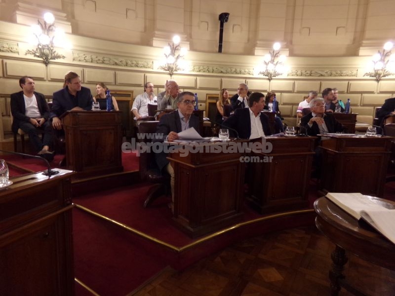 Traferri insiste en el Senado con prohibir los reproductores de música sin auriculares en el colectivo