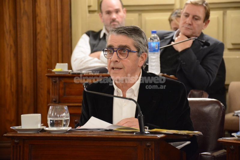 Traferri persiste en su intento de “prohibir los reproductores de música sin auriculares en el colectivo”