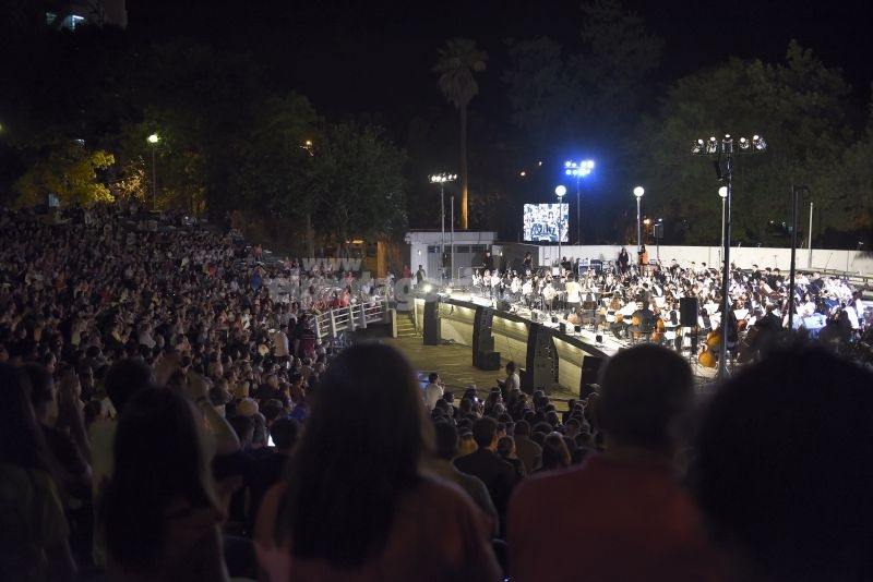 Casi 2000 personas disfrutaron del concierto de 360 artistas en el Anfiteatro