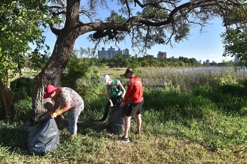 Vecinos y voluntarios realizaron una jornada de limpieza en el lago del Parque del Sur