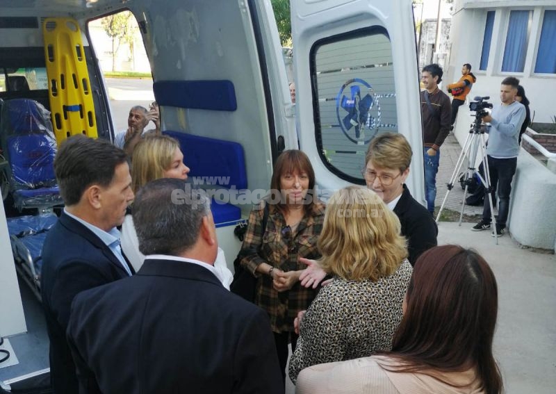 Berra participó de la entrega de una ambulancia para el SAMCo de Carlos Pellegrini