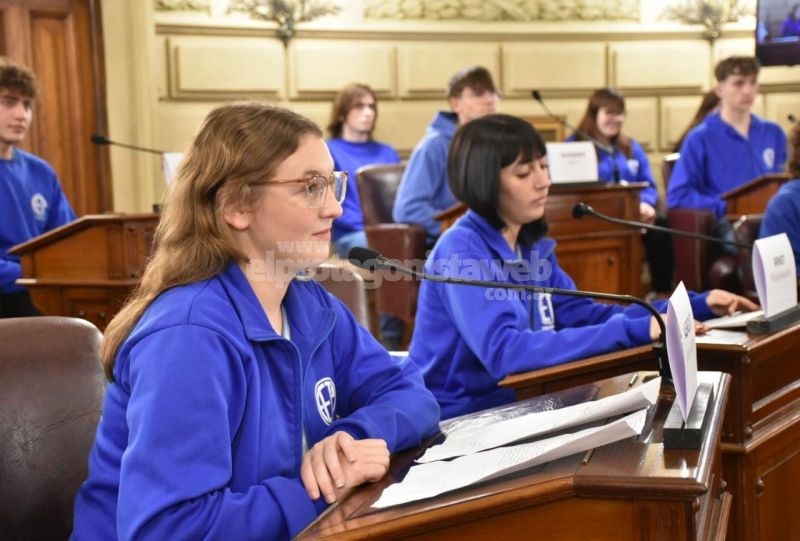 El Senador Rubén Pirola con jóvenes en el Senado