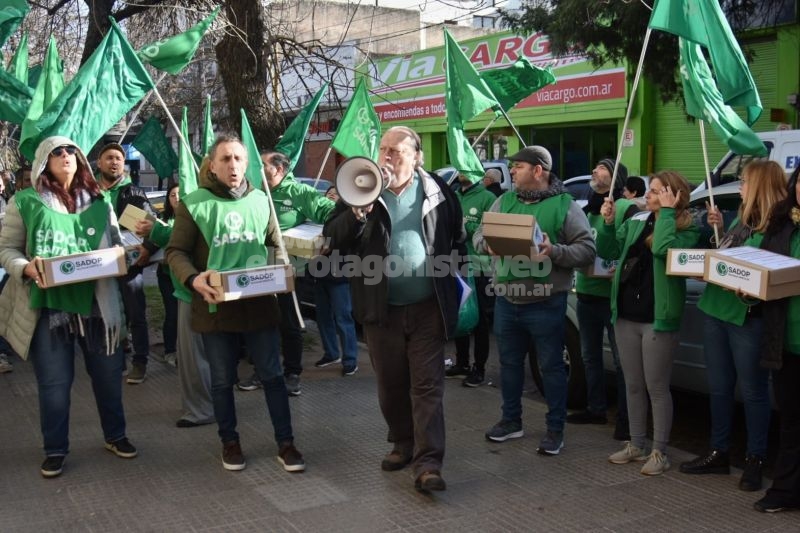 Docentes de escuelas privadas exigen la devolución de los descuentos indebidos