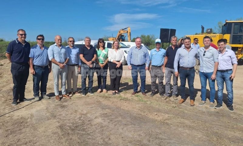 Firma de acta de inicio de obras de ensanche de 3 puentes y accesos sobre la Ruta Provincial N° 4