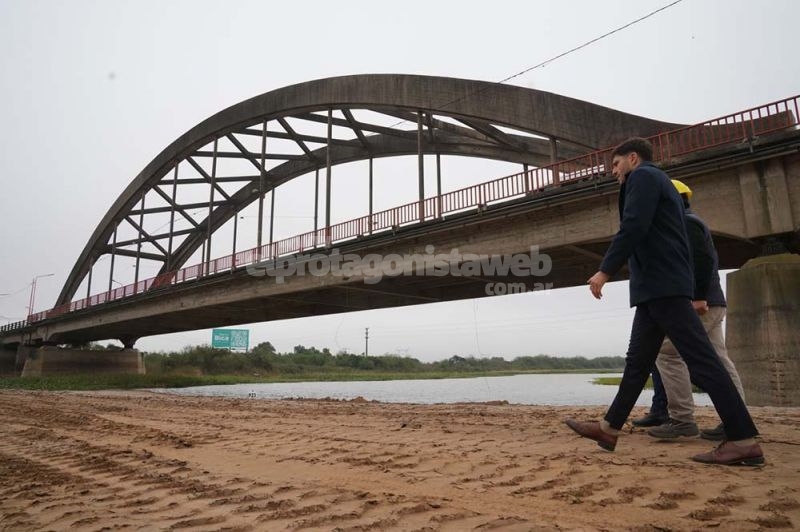 Nuevo Puente Santa Fe-Santo Tomé: Pullaro inspeccionó la finalización del movimiento de suelo y ahora viene la colocación de los pilotes