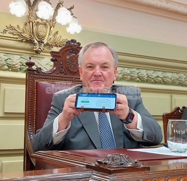 3ª sesión de la Convención Constituyente Reformadora, presidida por Felipe Michlig, con resoluciones aprobadas por unanimidad