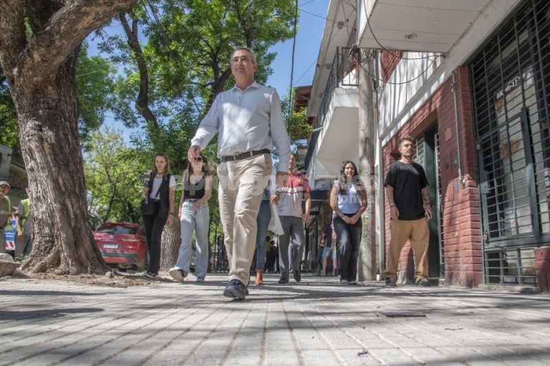Barrio Industrial: avanza la reconstrucción de veredas y el recambio de contenedores