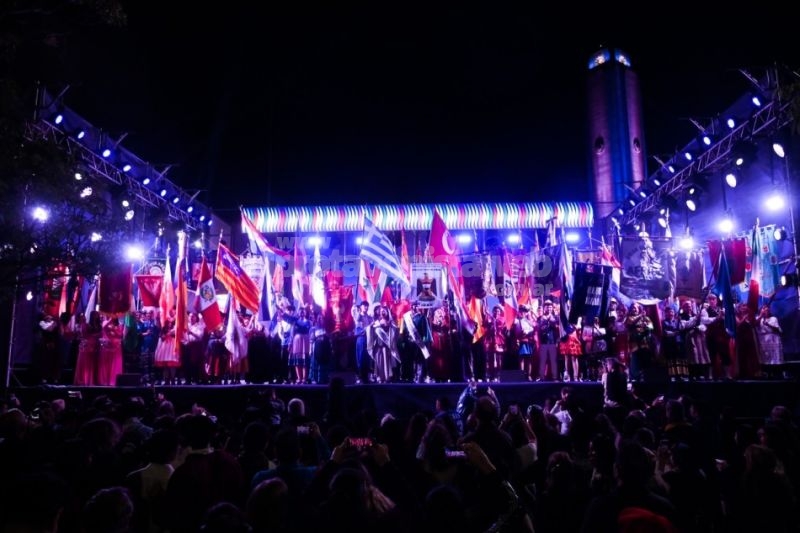 Comenzaron las Colectividades del Tricentenario con todo su color y una gran afluencia de público