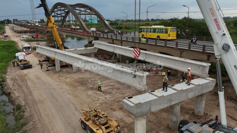Puente Santa Fe-Santo Tomé: comenzó la colocación de las vigas longitudinales
