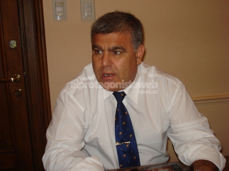 Acuña: “Binner, y lo digo en forma coloquial, es un cachafaz y está para el diván”